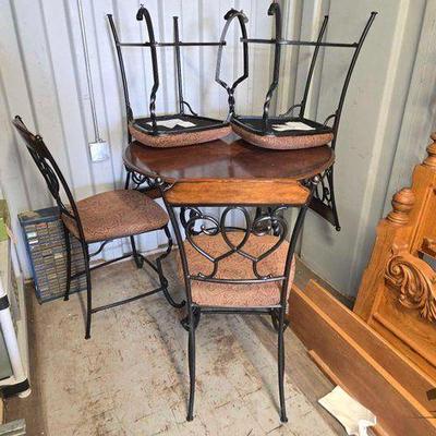 Sale Photo Thumbnail #564: #8500 • Round Wood Top Table & (4) Chairs

