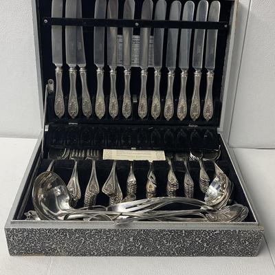 Roger Bros “Old Colony” Pattern Silverplated Flatware, 137 Pcs in Naken’s AntiTarnish Airtight Case