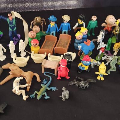 Lot 700: Vintage Toy Figurines