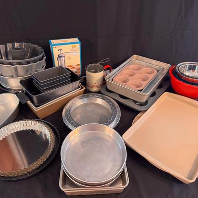 Lot 204: Kitchen Bakeware And Stoneware