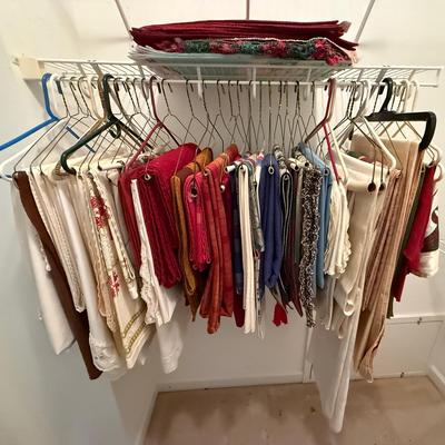 Lot 412: Tablecloths, Runners, And Placemats For Every Season