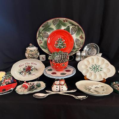 Lot 20: Vintage Christmas Themed Servingware