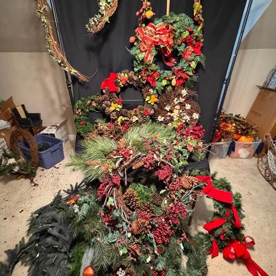 Lot 224: Mystery Lot Christmas Swags, Wreaths And Table Top Decor