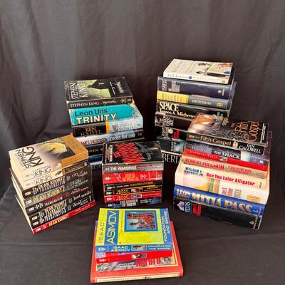 Lot 220: Stephen King, Dean Koontz, James Patterson And Many More 