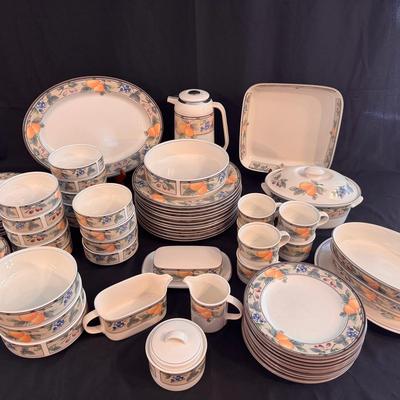Lot 200: Mikasa Intaglio Garden Harvest Dishware