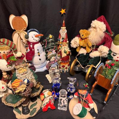 Lot 225: Santa And Snowmen