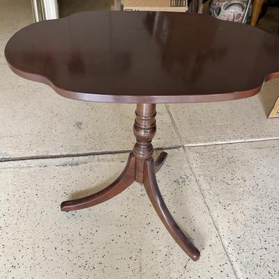 Victorian style 3 legged table