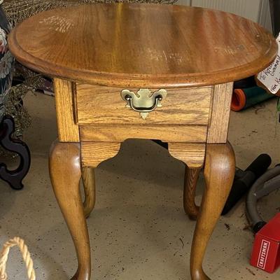 Table round top single drawer