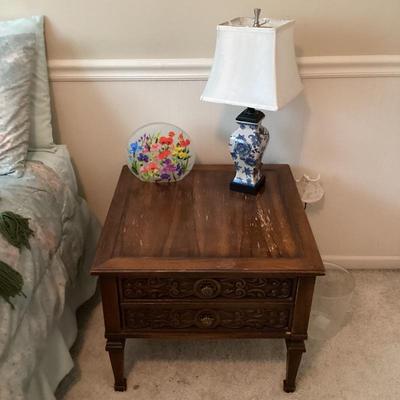 Vintage mc end table with 2 drawers