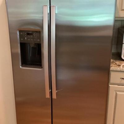 Side by side ge refrigerator Purchased in Oct 2023