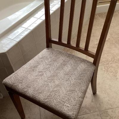 Armless chair with cushion