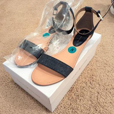 Lot #230 - NEW Tommy Hilfiger Molina 3 Sandals Size 8