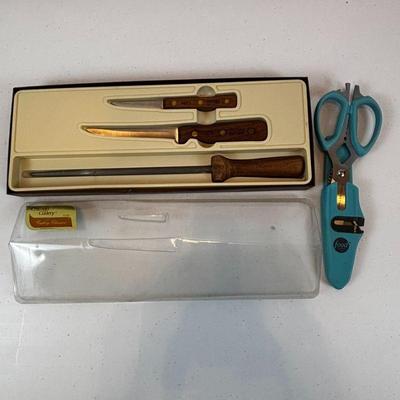 Lot #59 - Chicago Cutlery Classics Knife Set Plus Food Network™ Multi-Purpose Shears With Sheath