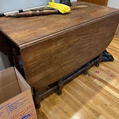 Drop leaf table