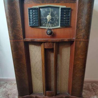 Antique Zenith Model 1OS669 Electronic Tube Radio