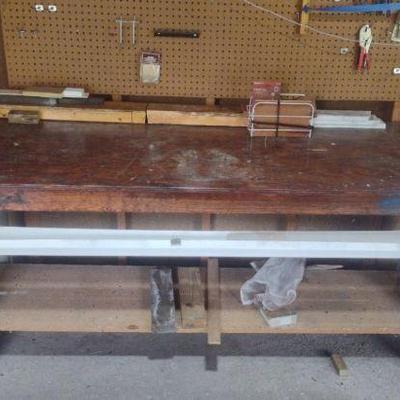 Work bench with vise