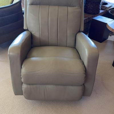 La-Z-Boy Finley Power Recliner w/Headrest & Lumbar Leather