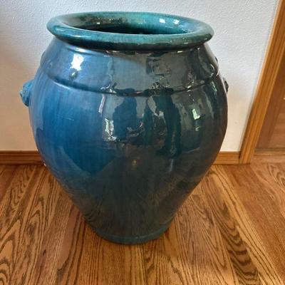 Decorative vases & pots