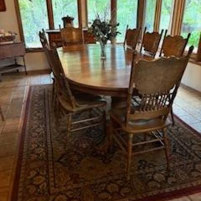 Dining table big and pretty with chairs $50 