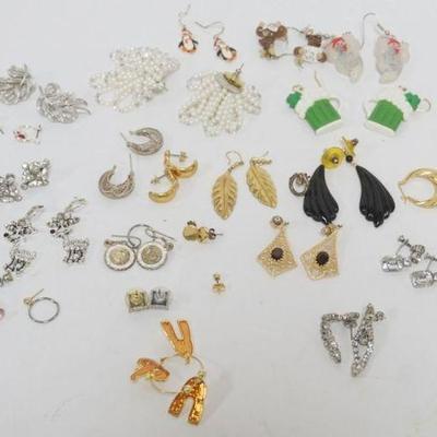 1231	30+ ASSORTED LADIES EARRINGS
