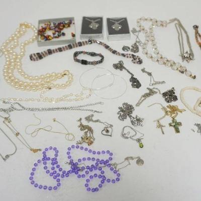 1236	ASSORTED LADIES JEWELRY INCLUDING NECKLACES EARRINGS & BRACELETS
