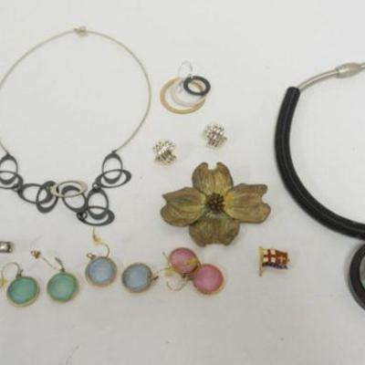 1242	ASSORTED DESIGNER JEWERLY INCLUDING SPRING NECKLACE, CIRLE NECLACE A& EARRING SET, LEAR SCULPTURE WATCH PIN, MISC PINS AND...