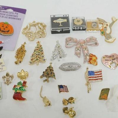 1228	ASSORTED LADIES DESIGNER PINS, 25+ INCLUDING HOLIDAYS, SOME MARKED BY MAKER
