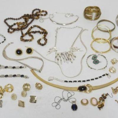 1244	ASSORTED COSTUME JEWELRY
