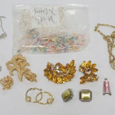 1229	5 ASSORTED LADIES JEWELRY SETS,INCLUDING A FETISH NECKLACE AND EARRING WITH PROVENANCE
