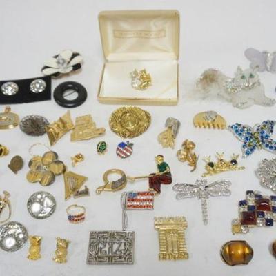 1246	ASSORTED COSTUME JEWELRY
