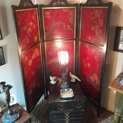 Grand Art Deco lamp and antique painted wood screen