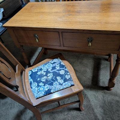 Vintage Desk With Chair 