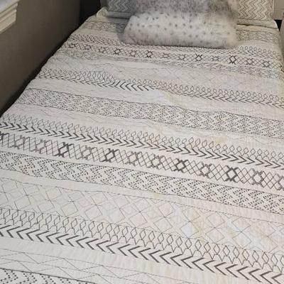 Cream Twin Bed With Comforter Set #2