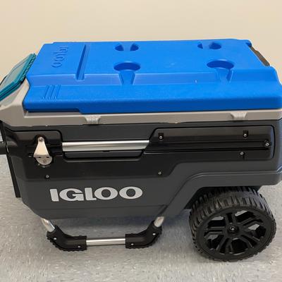 IGLOO Trail Mate Blue Journey 70 Quart Rolling Cooler