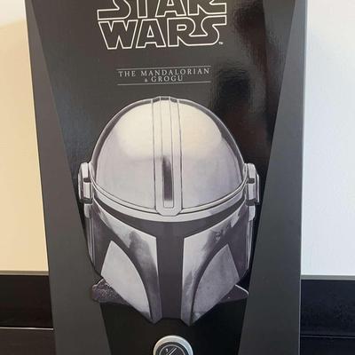 Hot Toys Star Wars The Mandalorian & Grogu Action Figure