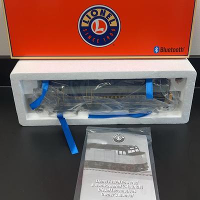 Lionel F40PH Powered & Non-Powered Diesel Locomotive W/ Bluetooth