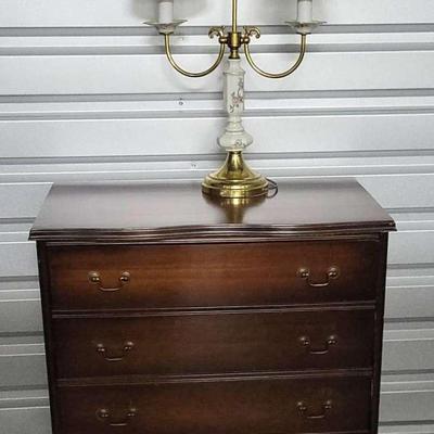 3-Drawer Dresser Plus Lamp (1122)