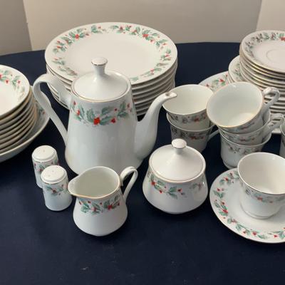 Service Of 8 China Pearl Noel Dishes