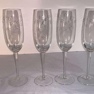 Stemmed Glasses With Etched Flower Pattern