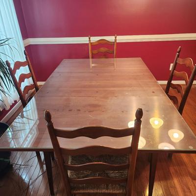 Henkel-Harris Dining Room Table And Chairs 