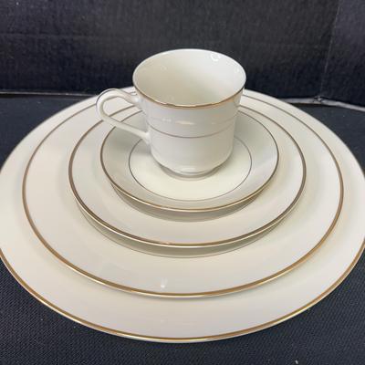 Royal Limited Golden Ivory 44 Piece 
