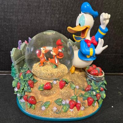 Donald Duck Disney Snow Globe