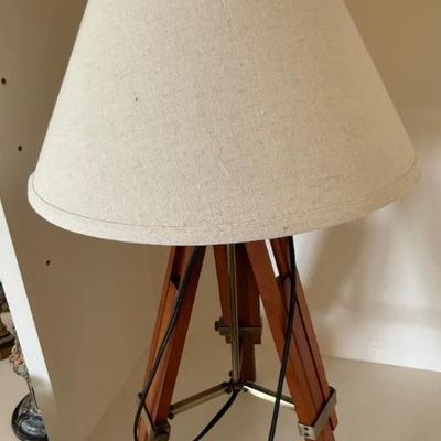 Wooden tripod table lamp