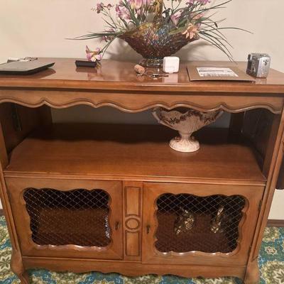 Side cabinet