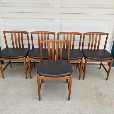 Set of chairs