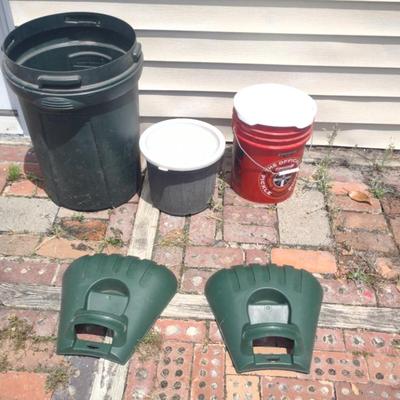 Rubbermaid Trash Can With Leaf Grabbers