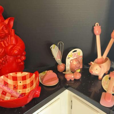11 Pig Kitchen Tools & Statue