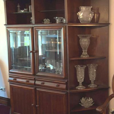 China Cabinet With 2 Corner Shelves