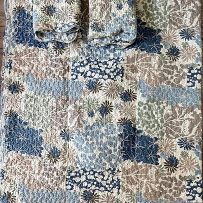 86" X 98" Polyester Blue And Tan Floral Bed Spread With (2) Matching Pillow Cases