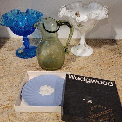 LOVELY DECORATIVE GLASS AND STONEWARE INCLUDING WEDGWOOD AND FENTON GLASS